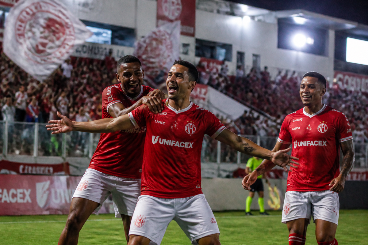 Paranavaí Esporte Clube vence clássico do Noroeste e assume a liderança