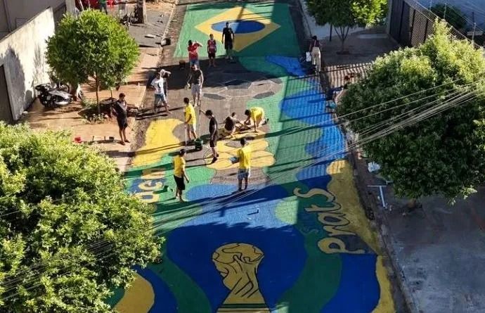 Vem, Hexa! Rua ganha cores da Copa e mobiliza moradores no Jardim Oásis