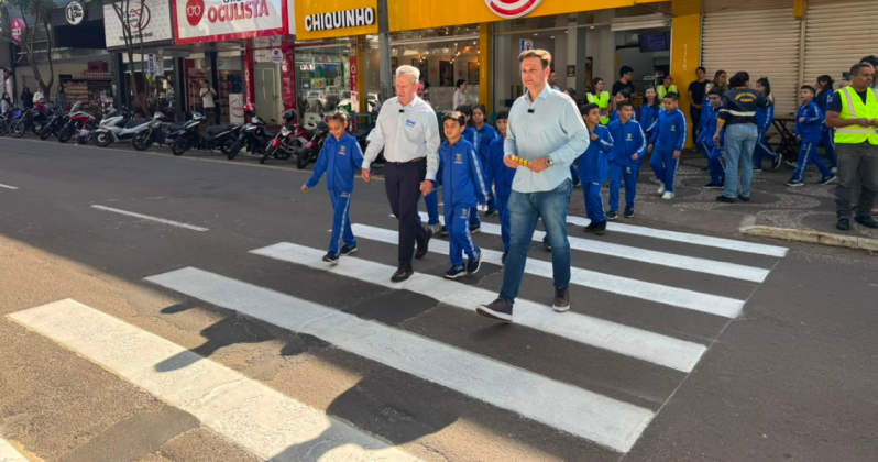 Blitz educativa orienta motoristas e pedestres sobre segurança no trânsito em Paranavaí