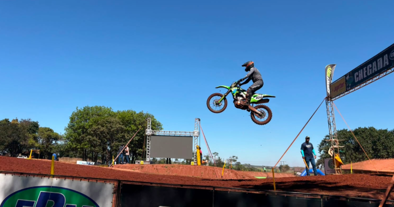 Motocross movimenta Paranavaí com disputas acirradas no primeiro dia de competição