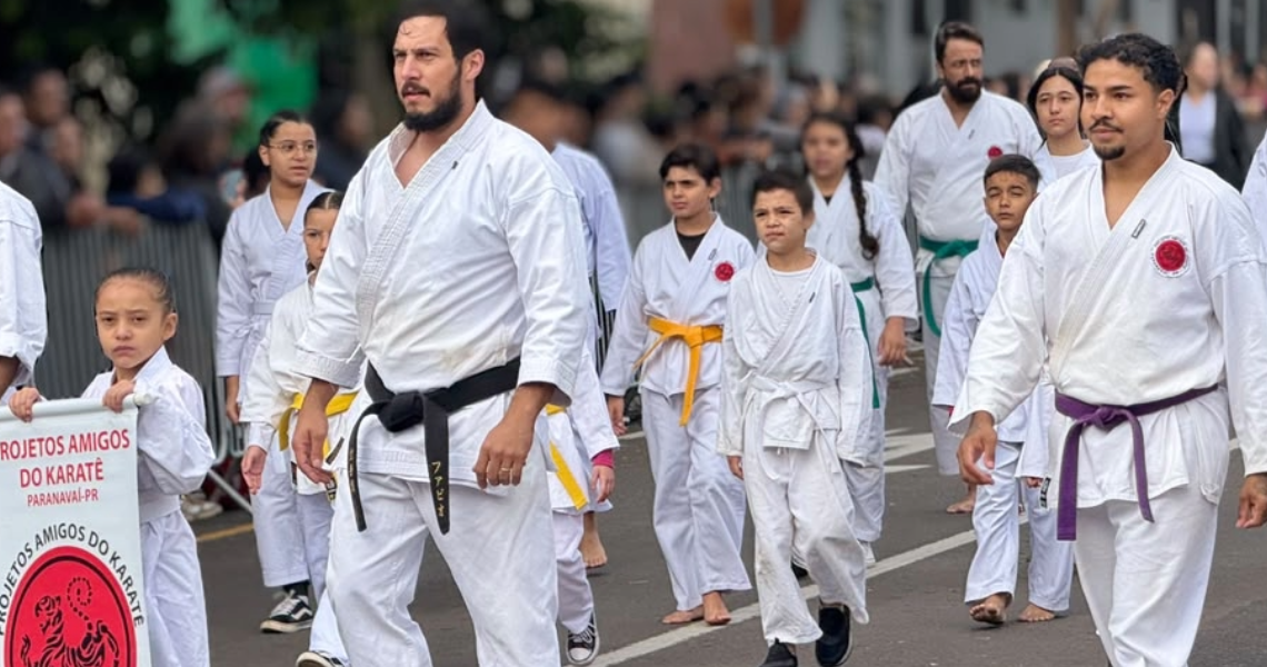 Cerca de 4 mil pessoas acompanham Desfile Cívico-Militar em Paranavaí