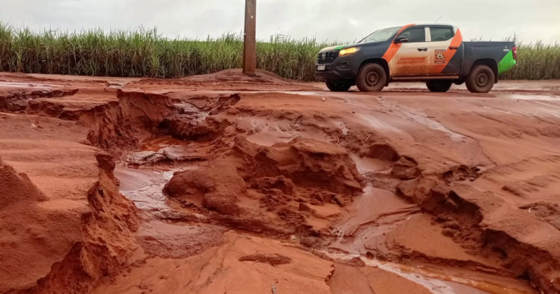 Chuvas fortes provocam atoleiros, alagamentos e enxurradas na zona rural de Paranavaí