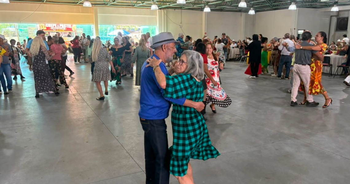Baile Tropical reúne idosos em tarde de música e dança em Paranavaí