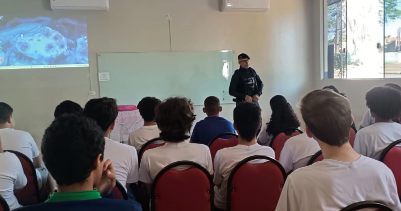 GCM de Paranavaí orienta Guarda Mirim sobre segurança e uso de patinetes