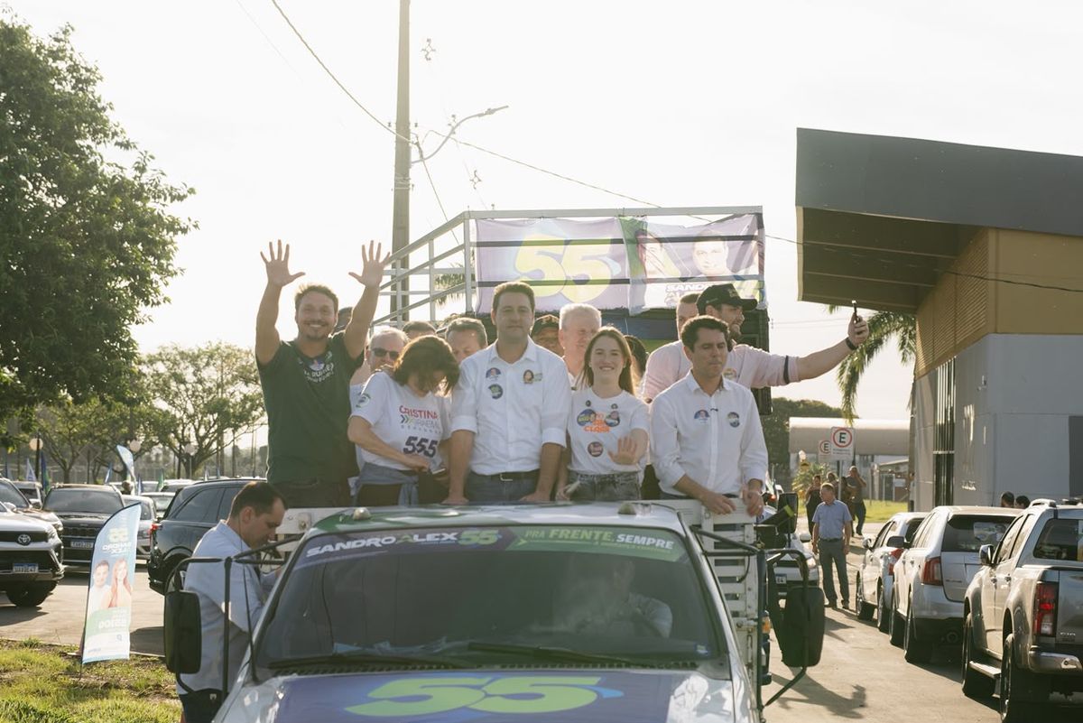 Carreata com Ratinho Junior e Lucas Barone reúne multidão em pleno dia útil em Paranavaí