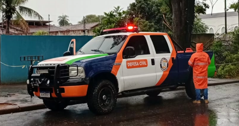 Temporal provoca queda de galhos, granizo e interrupções de energia em Paranavaí